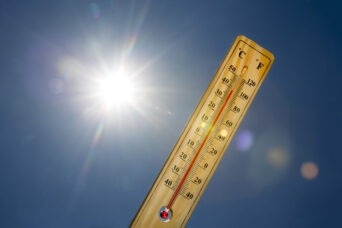 Termometro con sullo sfondo il sole