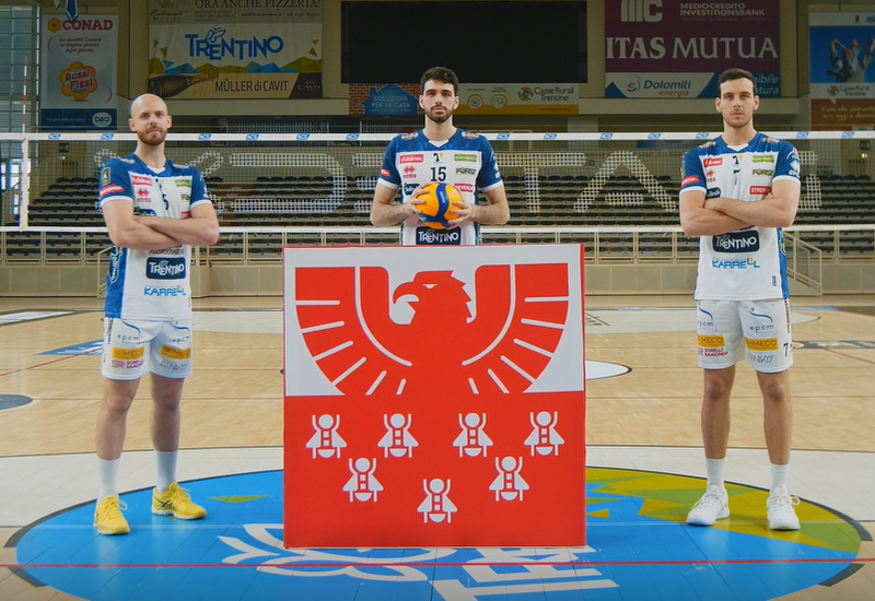 3 Spieler von Trentino Volley mit dem Sparkasse-Logo im Vordergrund