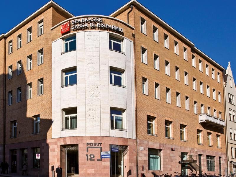 Start frei für die Restaurierung der Fassade des historischen Sitzes der Sparkasse