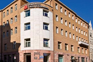 Start frei für die Restaurierung der Fassade des historischen Sitzes der Sparkasse