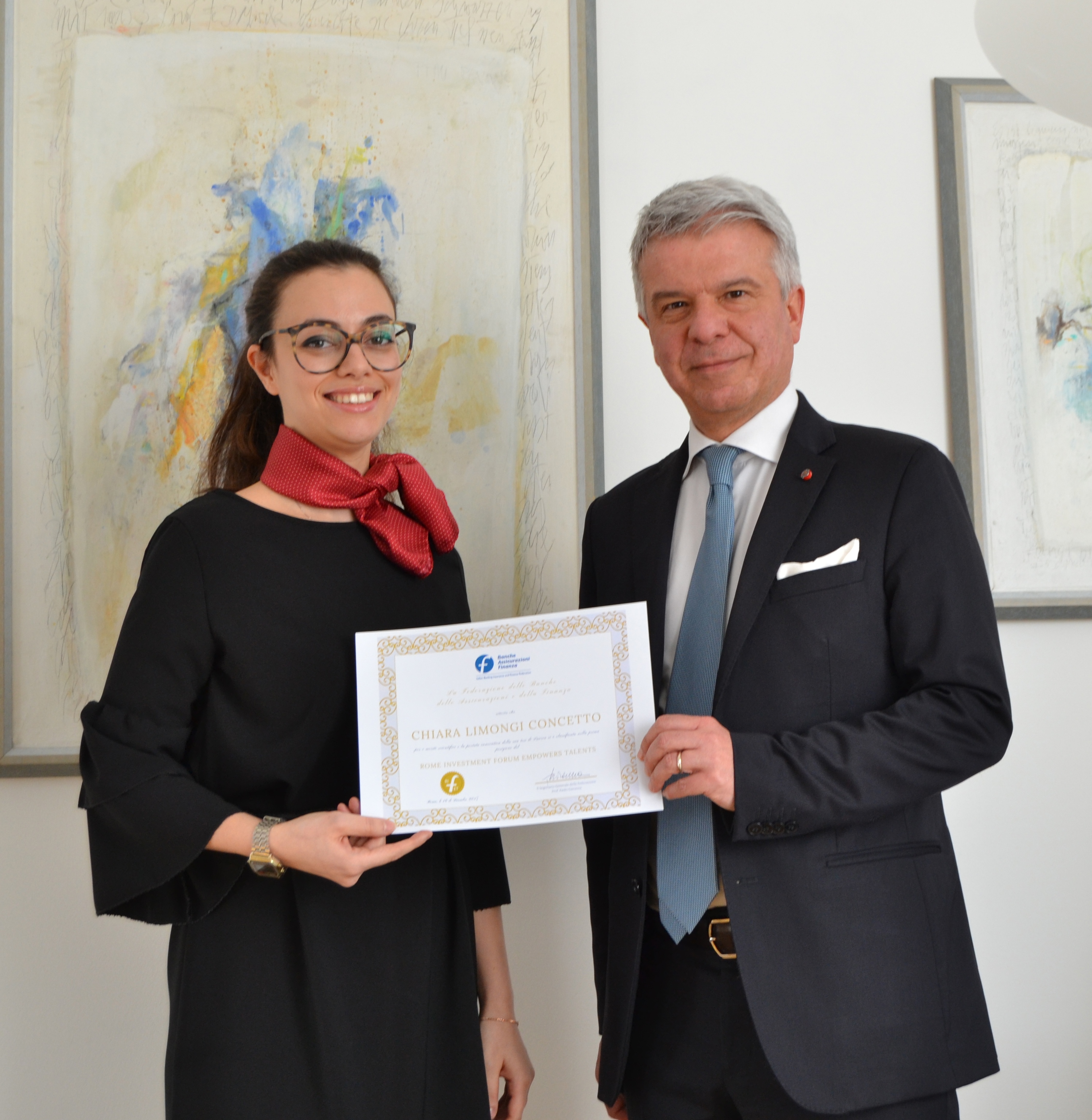RIFET-Preis an junge Mitarbeiterin der Sparkasse