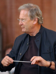 John Eliot Gardiner mit einem Taktstock in der Hand