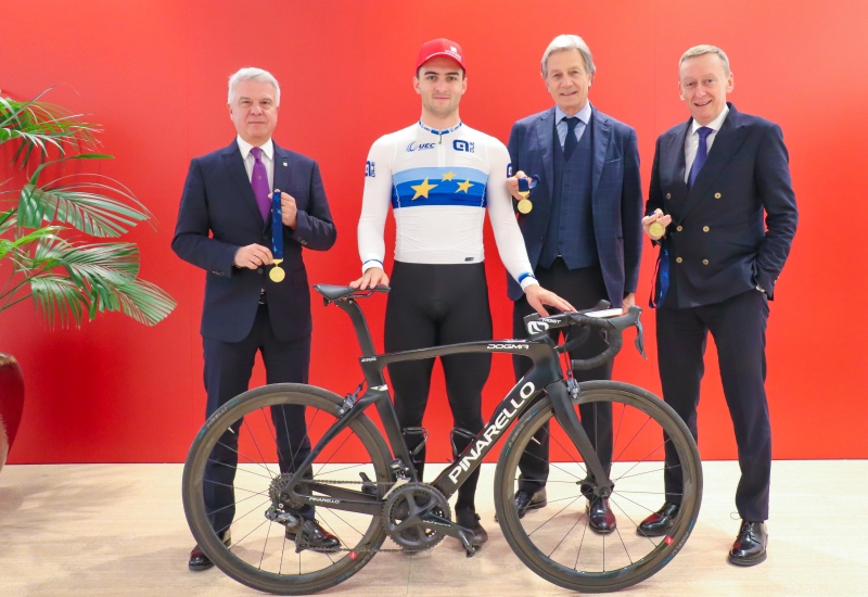 Sparkasse feiert die Erfolge des Weltklasseradsportlers Matteo Bianchi und wünscht ihm viel Glück für die Herausforderunge...