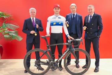 Sparkasse feiert die Erfolge des Weltklasseradsportlers Matteo Bianchi und wünscht ihm viel Glück für die Herausforderunge...