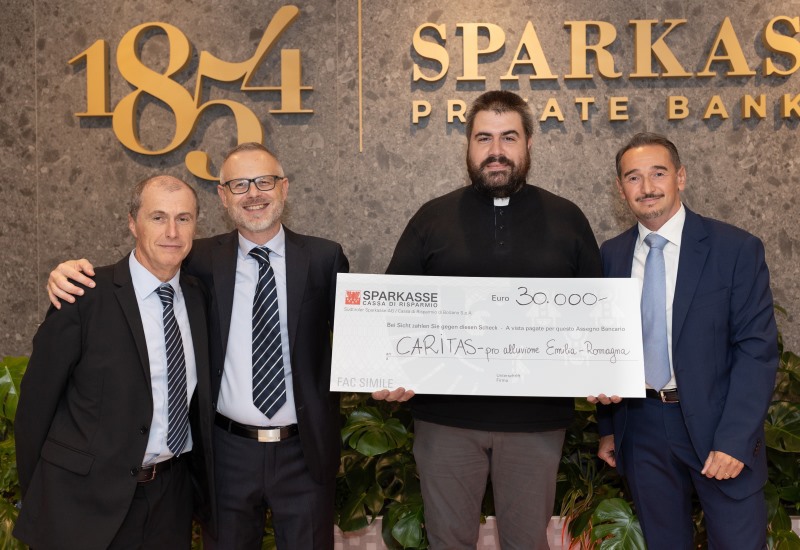 Spendenaktion an Sparkasse-Geldautomaten für Caritas-Nothilfe: 30.000 Euro für Unwetteropfer in Emilia Romagna