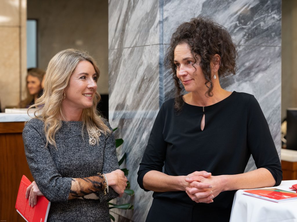 Silvia Höller rechts und links Lisa Trockner