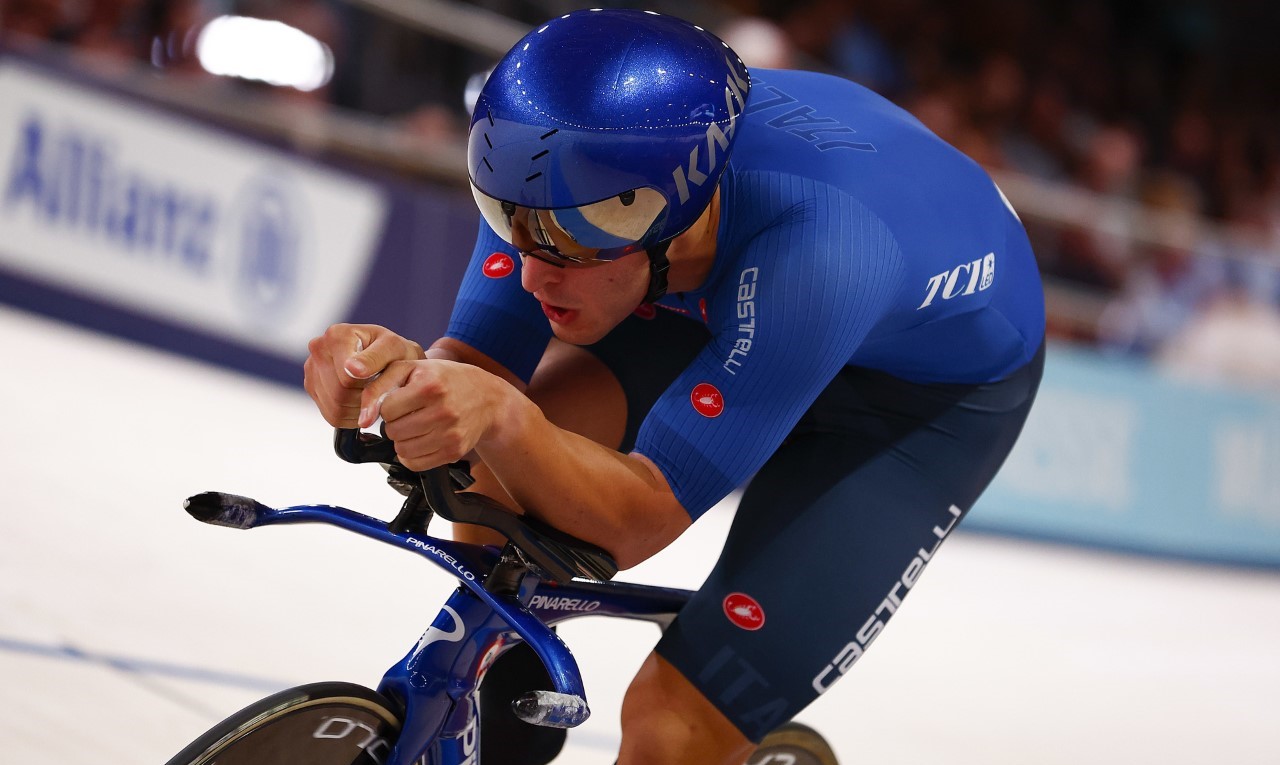Matteo Bianchi in einem blauen Rennanzug auf seinem Fahrrad