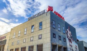 Graues Gebäude mit Fenstern namens Sparkasse Arena