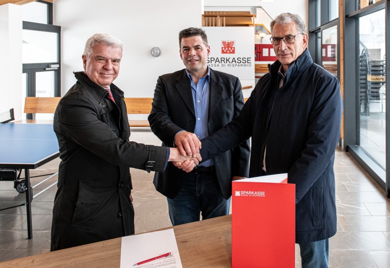 Sportanlagen Sexten und Sparkasse schließen Sponsor-Partnerschaft