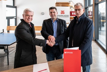 Sportanlagen Sexten und Sparkasse schließen Sponsor-Partnerschaft