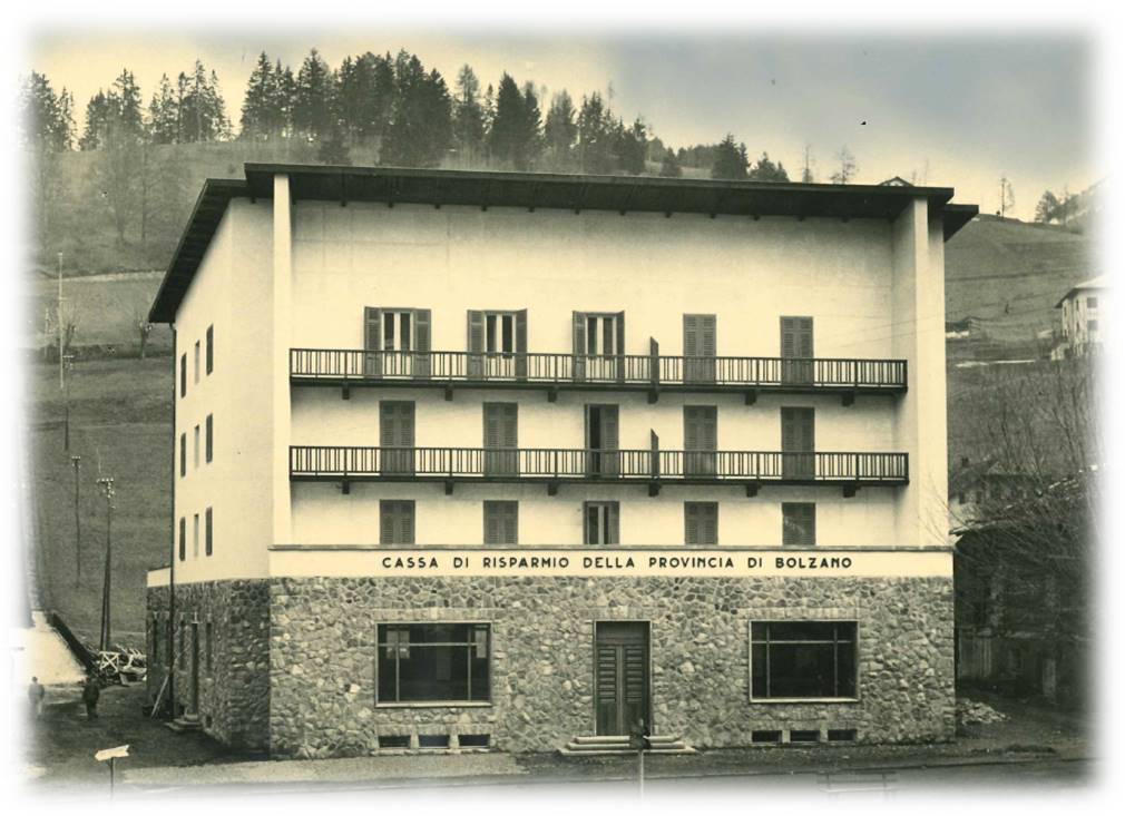 eine historische Aufnahme der Sparkasse in St. Ulrich