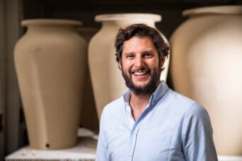 Francesco Tava mit Keramikprodukten im Hintergrund