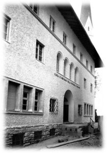 Eine historische Aufnahme der Sparkasse Schlanders.