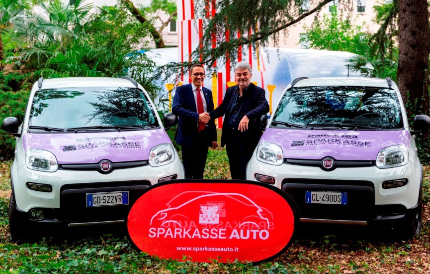 Transart und Sparkasse im Tandem mit besonderen Festival-Fahrzeugen