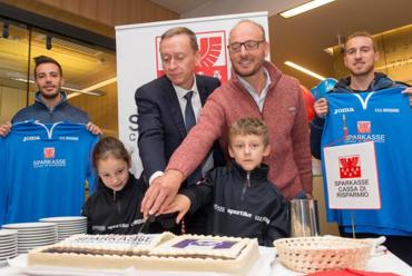 Sparkasse neuer Hauptsponsor des Fußballclubs USD Brixen