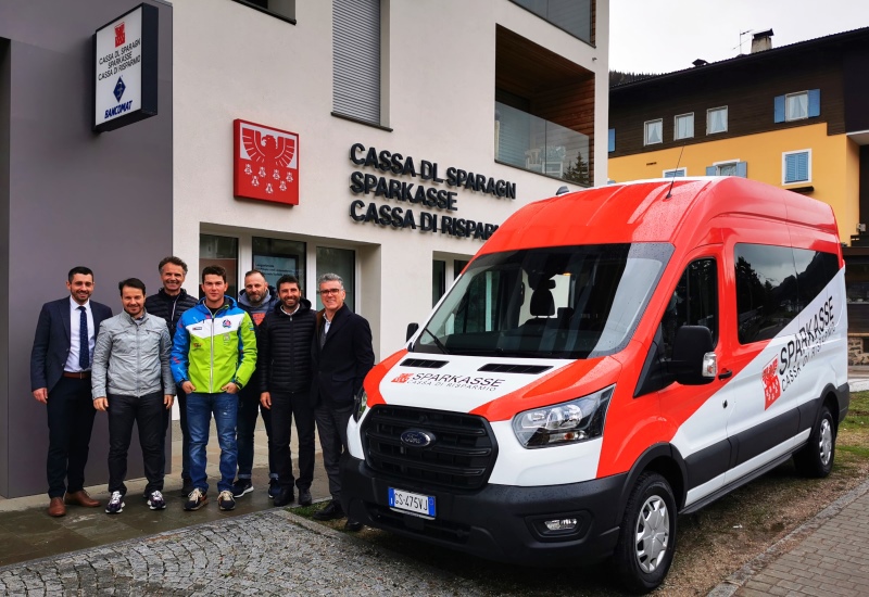 Ski Team Alta Badia mit neuem Kleinbus