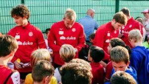 Spieler des FC Südtirol geben Kindern Autogramme