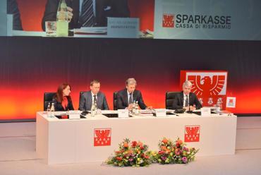 Sparkasse-Aktionäre genehmigen Bilanz für das Jahr 2014 Stiftung überweist 120 Mio. € als Anzahlung für Kapitalerhöhung