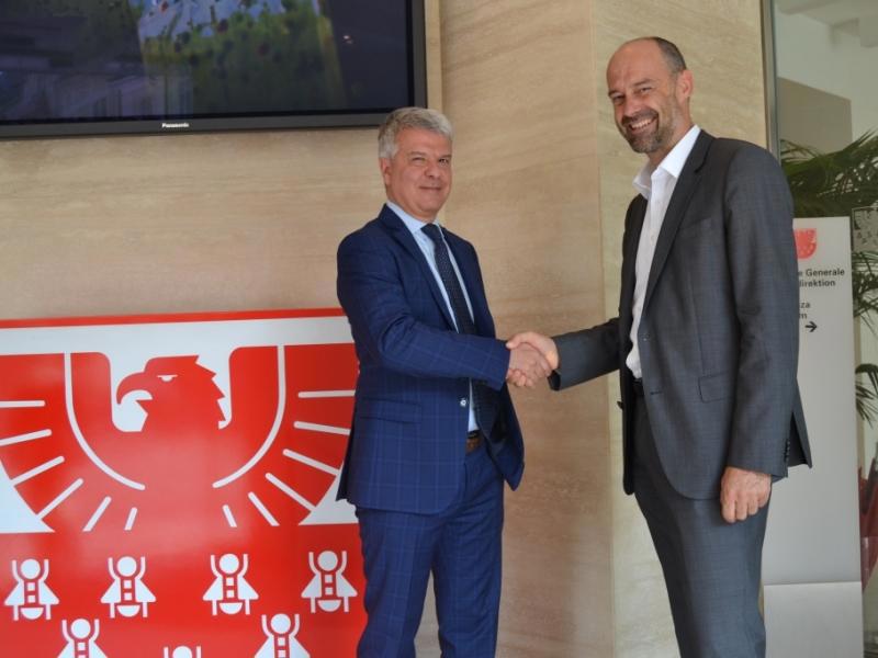 Eos und Sparkasse besiegeln Zusammenarbeit