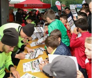 Spieler des FC Südtirol geben Kindern Autogramme