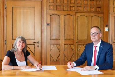 Stiftung Stadttheater und Konzerthaus erneuert Partnerschaft mit der Sparkasse:  Eintrittskarten in der Bank erhältlich
