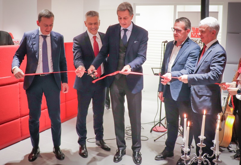 Die Sparkasse in Leifers feiert ihr 80jähriges Jubiläum in einer rundum erneuerten Filiale – Innovative Beratung und Digit...