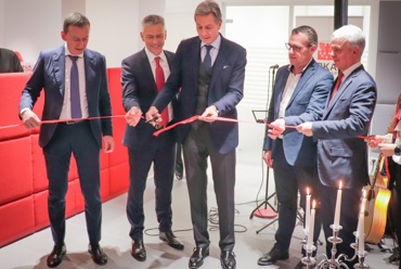 Die Sparkasse in Leifers feiert ihr 80jähriges Jubiläum in einer rundum erneuerten Filiale – Innovative Beratung und Digit...