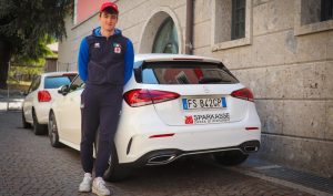 Matteo Bianchi mit einem weißen Mercedes-Benz an seiner Seite