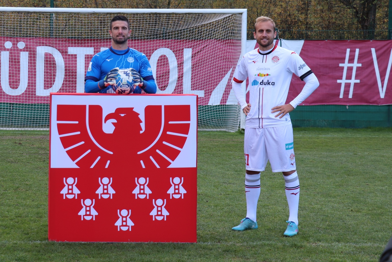 Giacomo Poluzzi und Fabian Tait mit dem Logo der Sparkasse