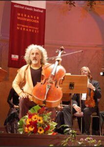Mischa Maisky mit einem Kontrabass in der Hand