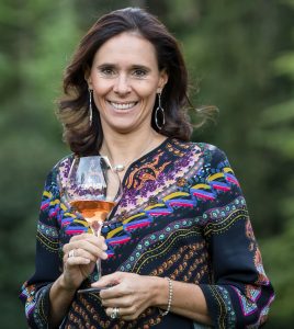 Camilla Lunelli mit einem Weinglas in der Hand