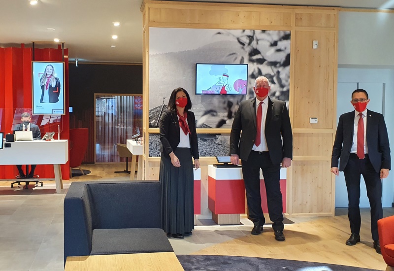 Sparkasse in Eppan in einer rundum erneuerten Filiale