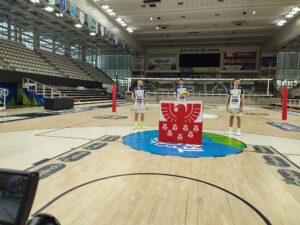 3 Spieler von Trentino Volley mit dem Sparkasse-Logo im Vordergrund
