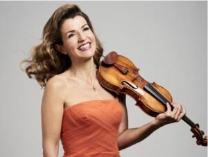 Anne Sophie Mutter mit einer Geige in der Hand