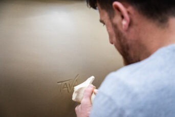 Gravur des Nachnamens "Tava“ auf Keramik