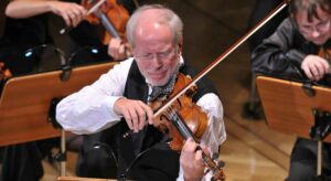 Gidon Kremer mit einer Geige in der Hand