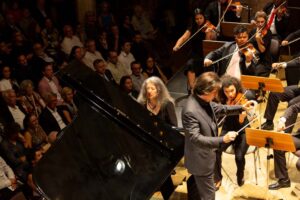 Marta Argerich am Klavier und Richardo Castro als Dirigent des Orchesters