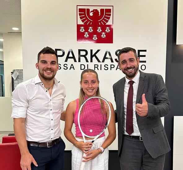 Sparkasse an Seite der jungen vielversprechenden Nachwuchssportlerin Elina Lestani