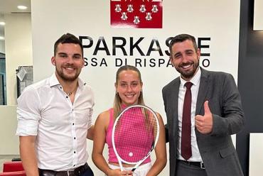 Sparkasse an Seite der jungen vielversprechenden Nachwuchssportlerin Elina Lestani