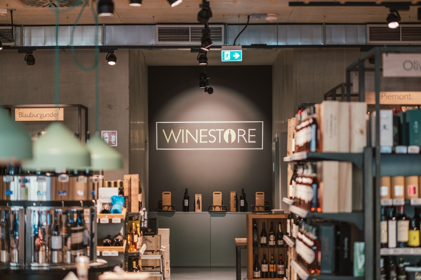 Logo der Weinhandlung Winestore mit einer Auswahl an Weinen drum herum